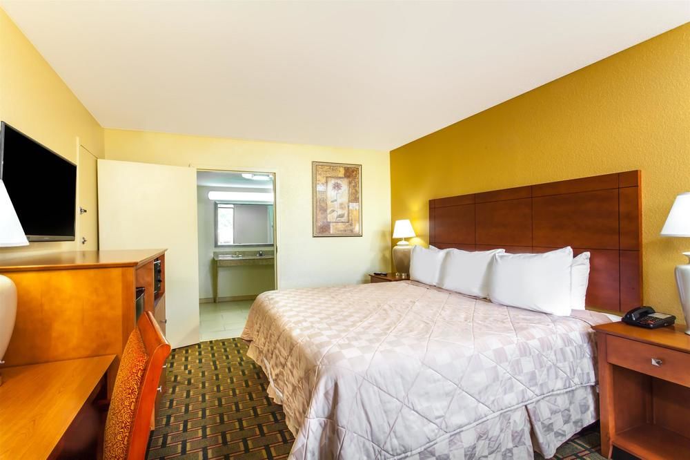 1 King Bed Room